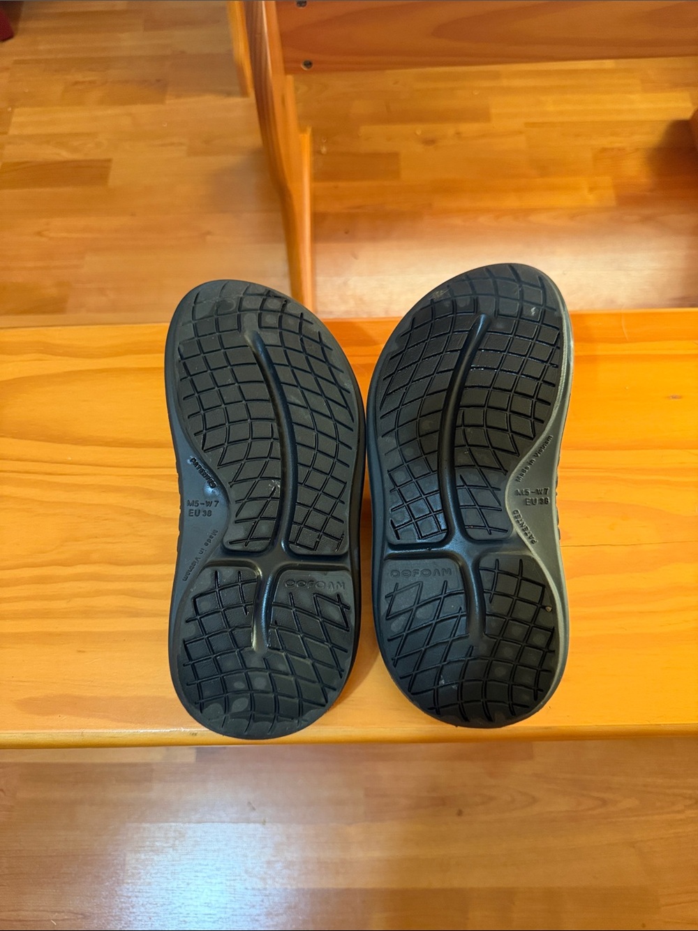 OOFOS Men's/Women’s Black Open Toe Recovery Clogs